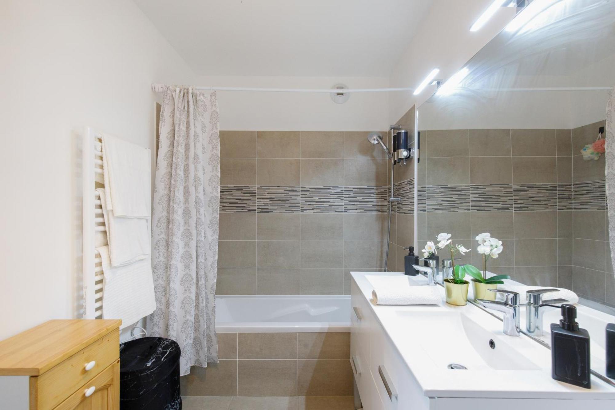 Lovely 2 Bedroom Condo With Pool فالوريس المظهر الخارجي الصورة